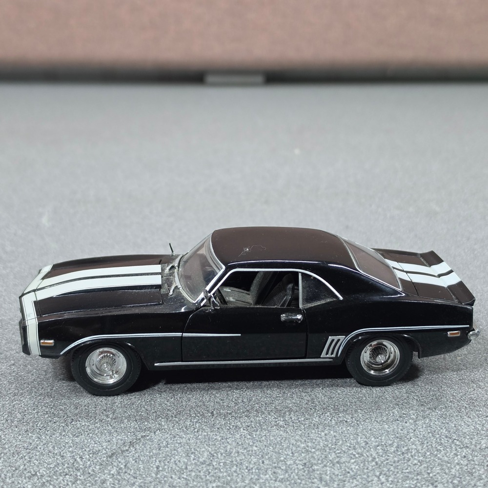 Chevrolet 1969 Camaro SS Diecast Car 1:24 Black Good Racing Stripes
